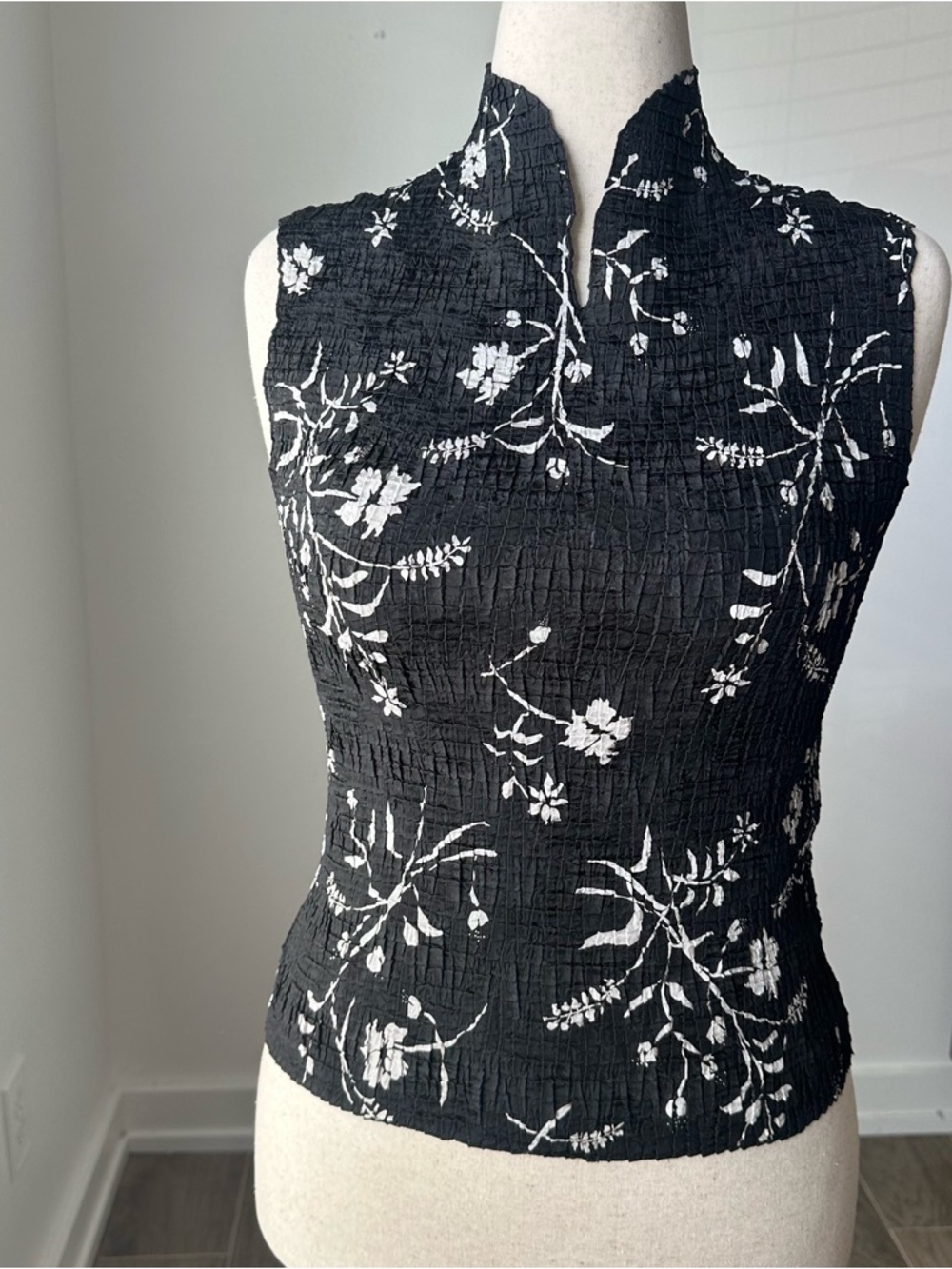 Casual Corner Black and White Floral Sleeveless Mock Neck Blouse